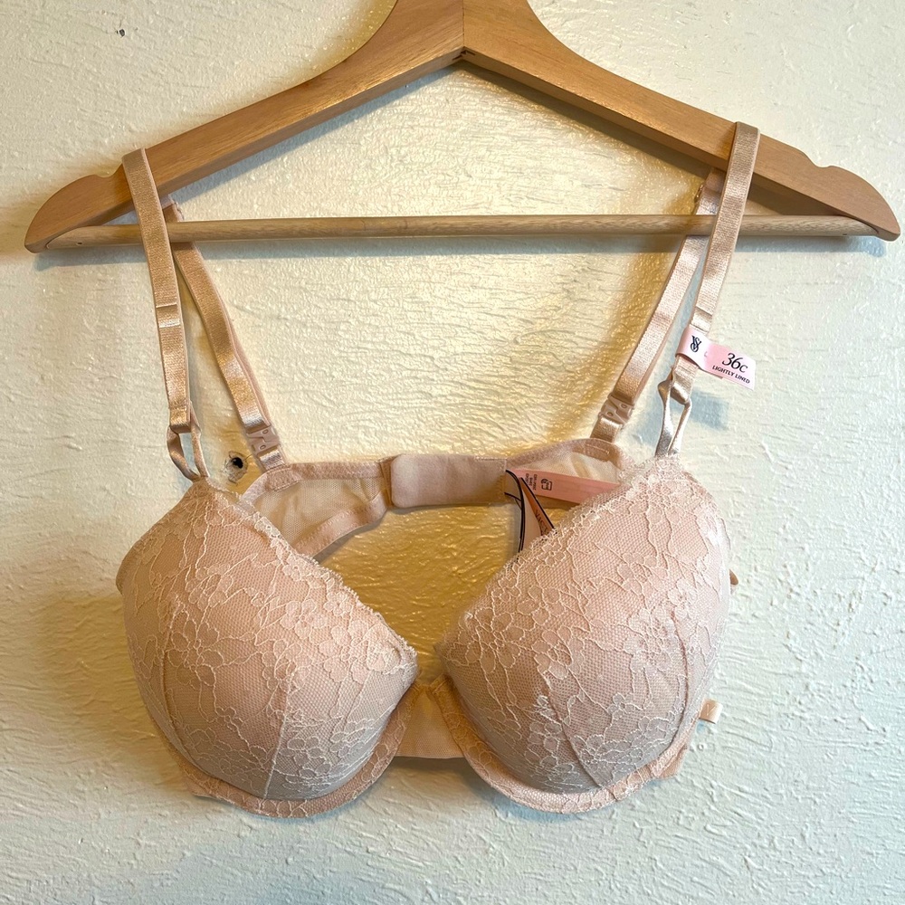 NWT Victoria’s Secret
Sexy Tee Posey Lace Lightly Lined Demi Bra 36C